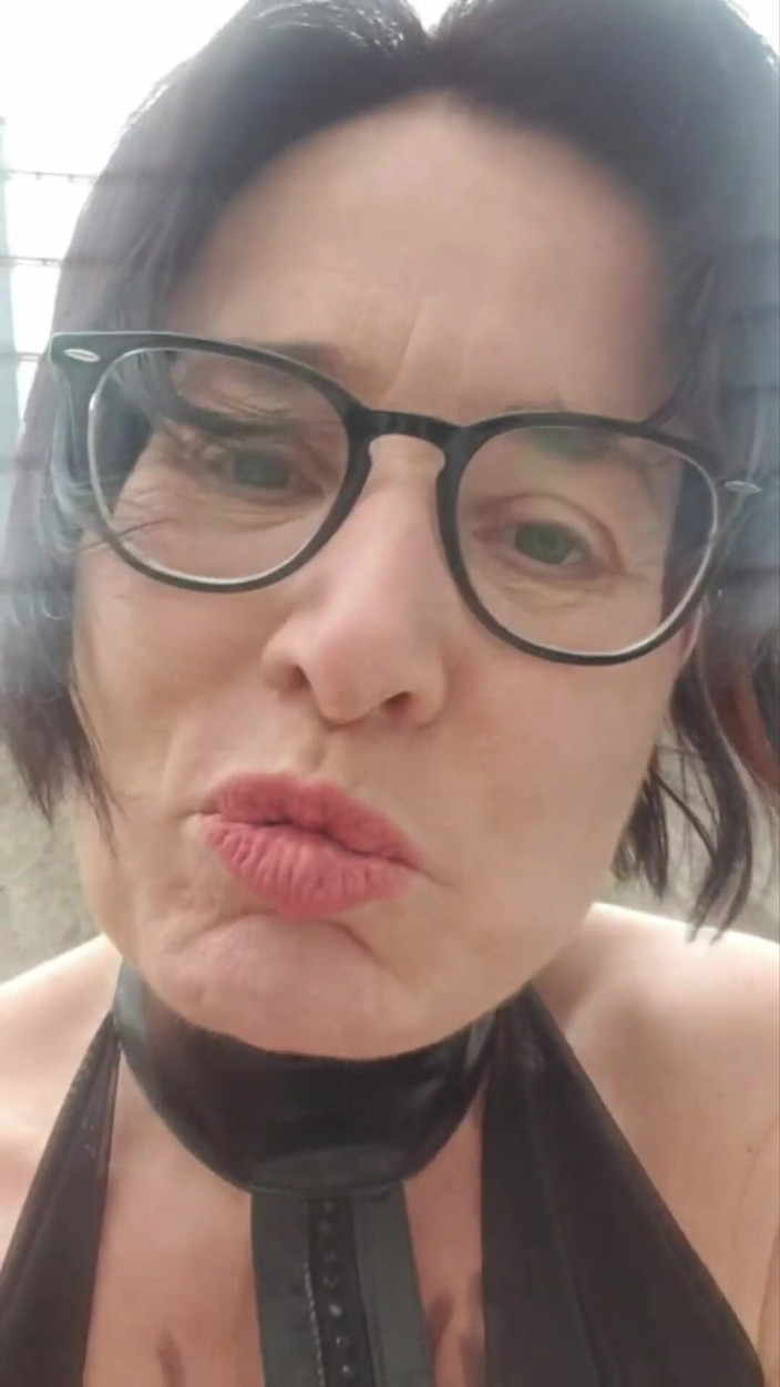 JulieEroticDress: Tante seksi muncrat ke dinding dengan gaun bondage