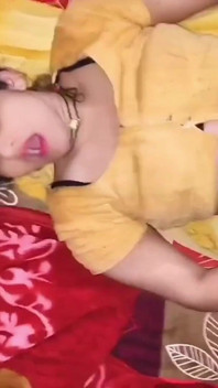 Janvi Bhabhi第一次在她的继兄的卧室里被他的继兄干