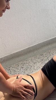 Minha meia-irmã gostosa se bronzeando quase nua na varanda e eu acabo com ela duro enquanto os vizinhos nos ouvem