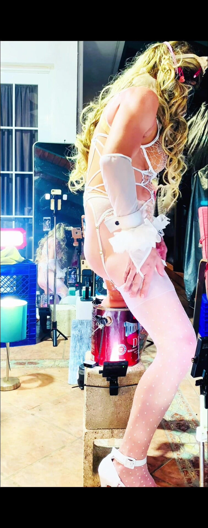 Benito414: Seksowny shemale biały body Benito414 jazda dildo w środku