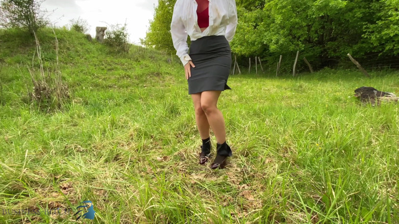 Business Bitch: Real estate business woman outdoor fuck