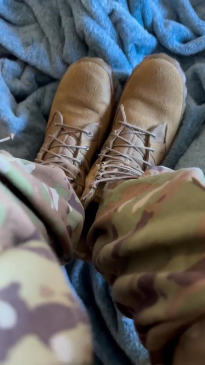 Gay Soldier Stuff: Tesão soldado do exército dos EUA relaxa depois de um...