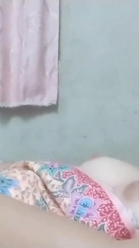 Obteniendo el orgasmo del coño follado por botella