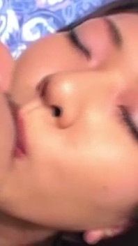 후배위 스타일에 깊숙이 따먹히는 젊은 아시아 와이프