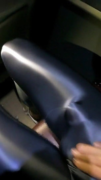 Eu gozo em leggings super tensas no ônibus voltando do treinamento