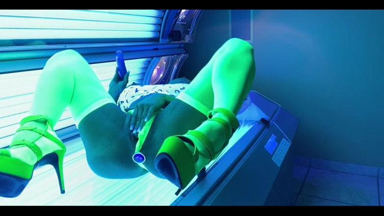 Musclemama4u: Ever Wonder What Goes on in Those Tanning Booths?