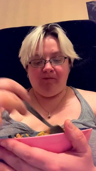 Bbwbootyful fanförfrågan äter spaghetti