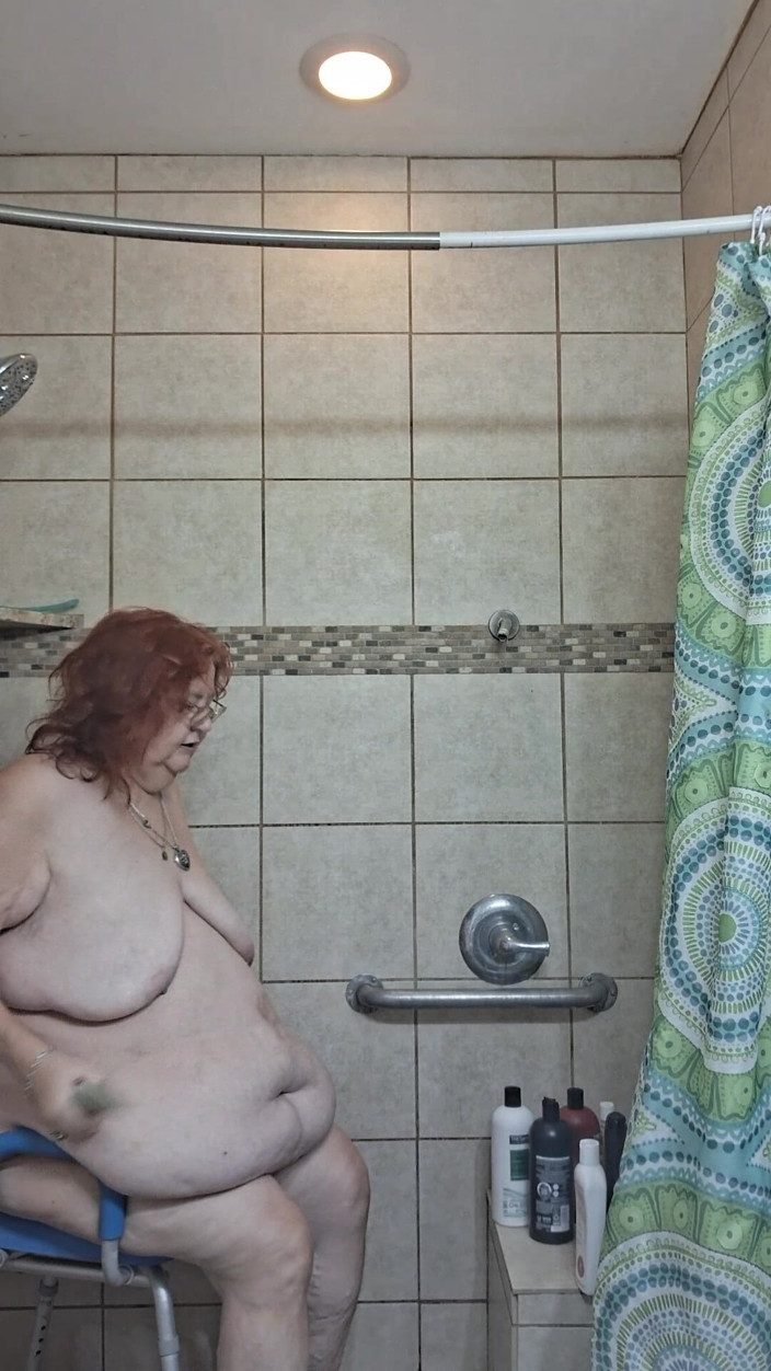 BBW nurse Vicki adventures with friends: Asistenta Mare Frumoasă Vicki Cu Tratament Cu Noroi La Dușul...