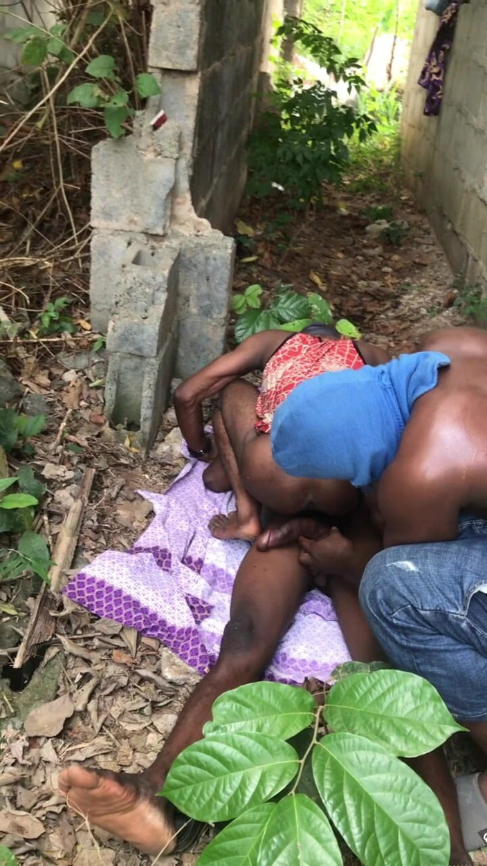 Sexylary: Bush'ta üçlü seks