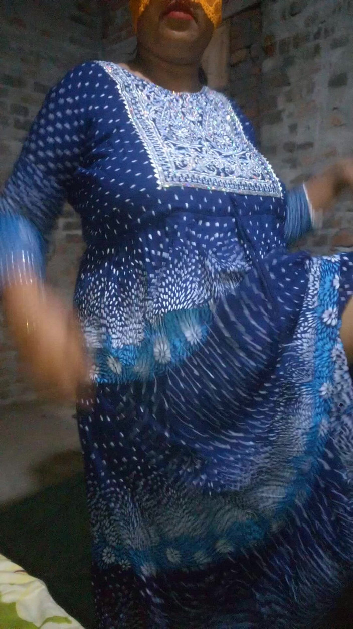 Sadia vabi: Красивая студентка дези показывает свою большую киску
