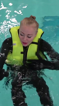 Neoprene Lust: Potěšení v bazénu s nafukovacím šnorchlováním vest