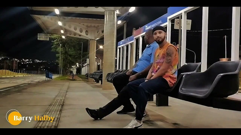 barryhlaby: Ho succhiato il cazzo dell'autista mentre aspettavo l'autobus.