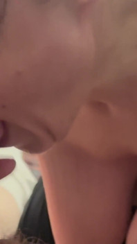 Elle suce sa grosse viande et s’étouffe sur son énorme dose de sperme !