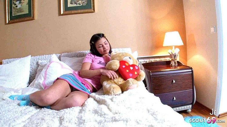 Full porn collection: Zierliches mädchen von mitschülerin mit großem schwanz zum ersten analsex...