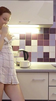 La rossa sporca ama giocare bagnata in cucina