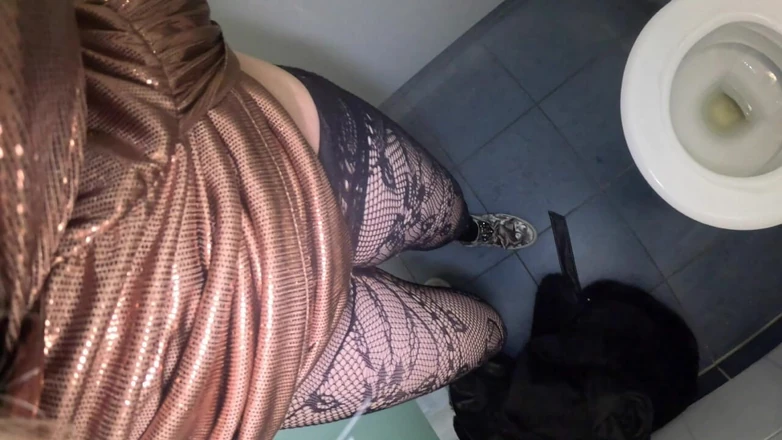Beverly peach: My Hottest Piss in the Public Toilet!
