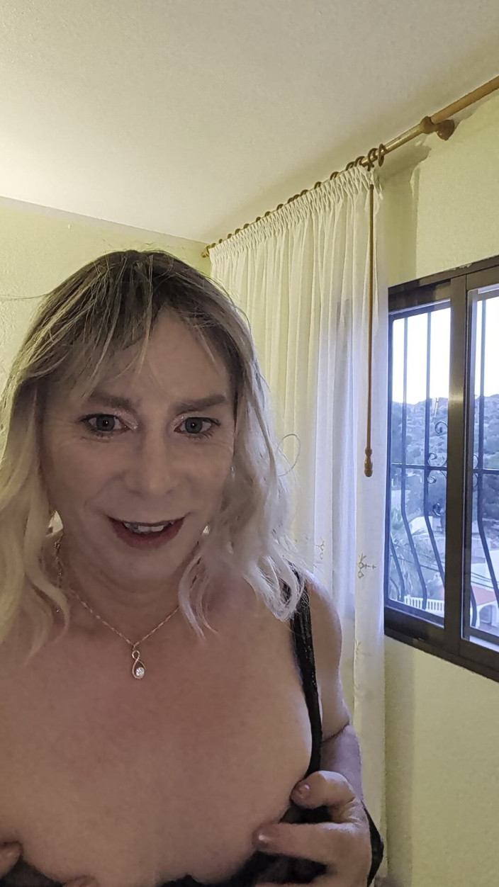 NikkiGee: Lenjerie sexy și o ejaculare de vacanță