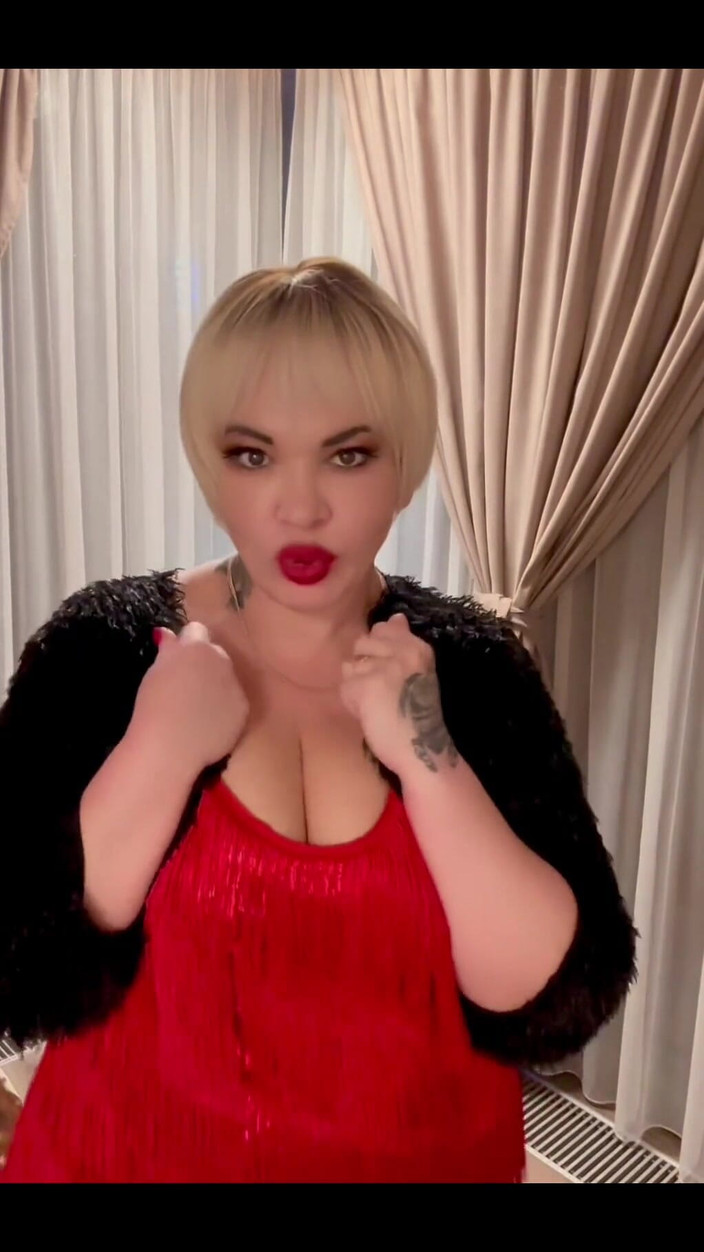 KarmenMilf: 一件漂亮的衣服准备好迎接假期了吗？