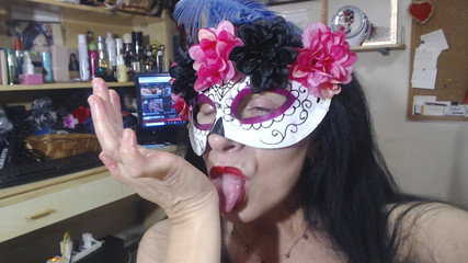 WEBREGINETTA2023: Parmak ucu olan mavi tişört