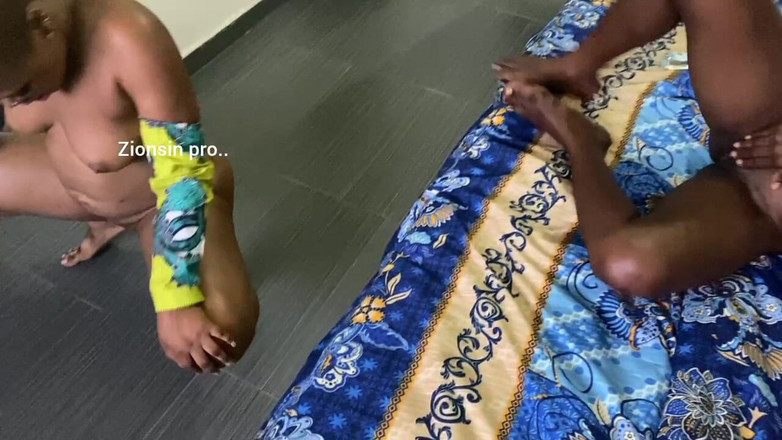 Zion: Sledujte, Jak Krásná Africká Lesbická Teenagerka Kouří a Šuká Prsty K...