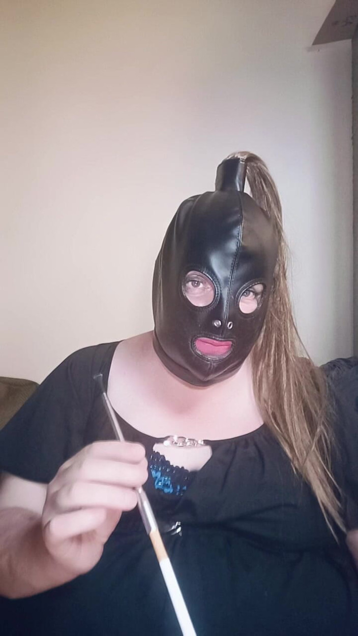Stephanie-Nicole-TV: BBW TVステファニー・ニコールが銀のホルダーでタバコを吸う