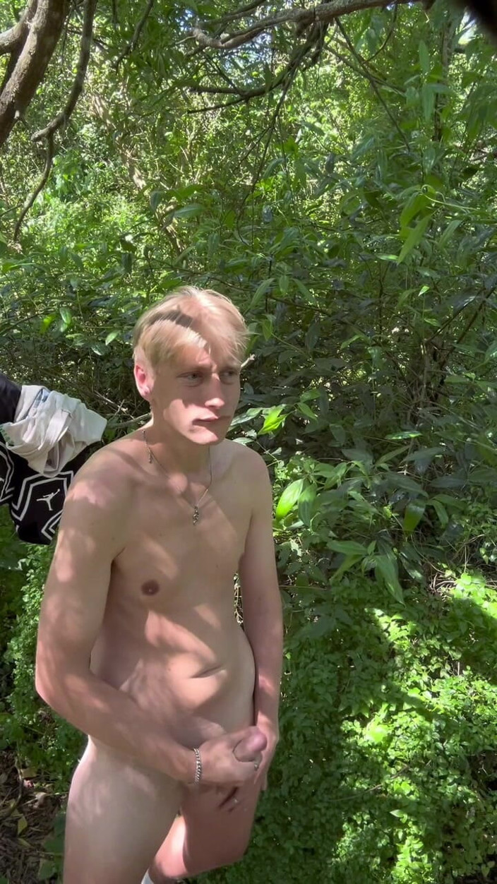 Axton Drake: Il giovane fratello Axton drake si spoglia nel parco