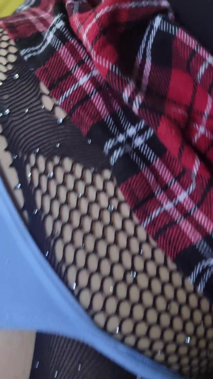 Crystal Phoenix: Două fete supuse oferă plăcere unui bărbat tatuat