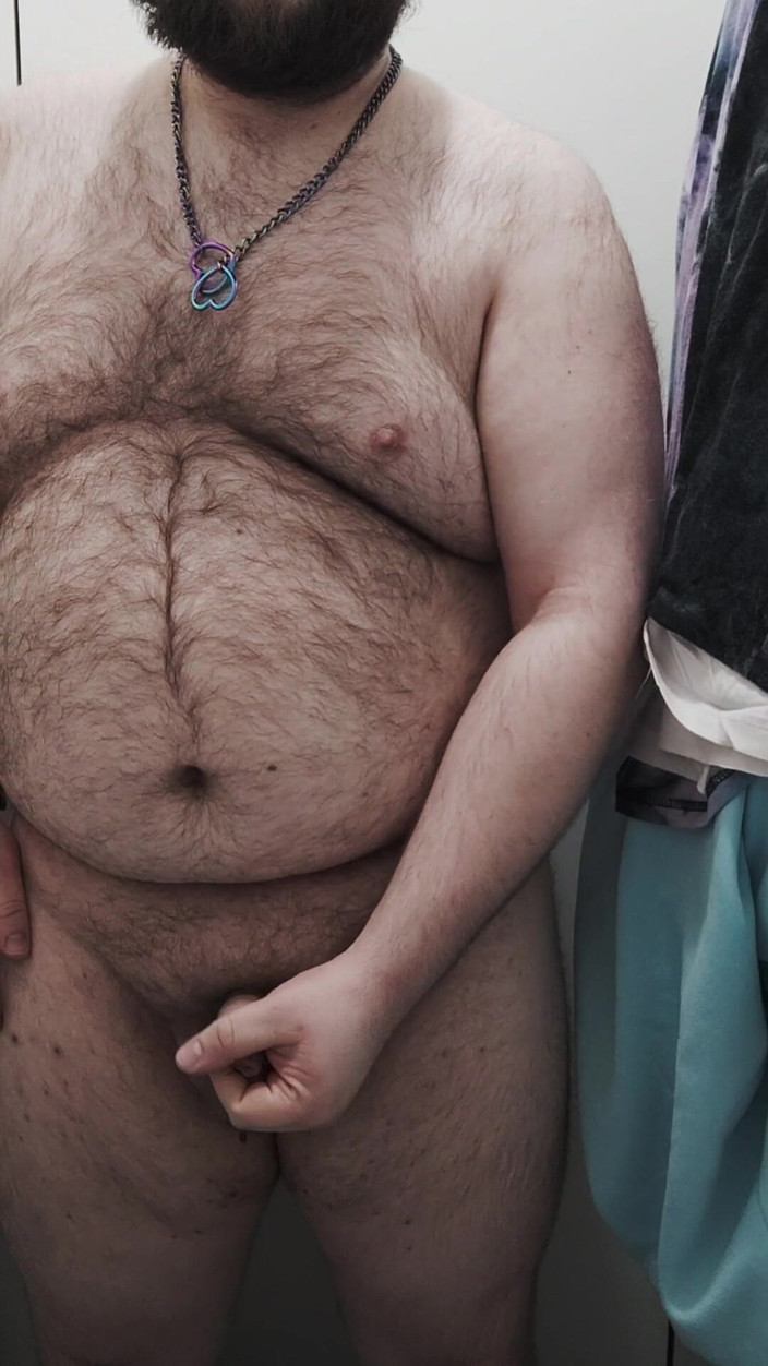 BearPup Akuma: Tlustý medvěd si honí na záchodě a olizuje si sperma