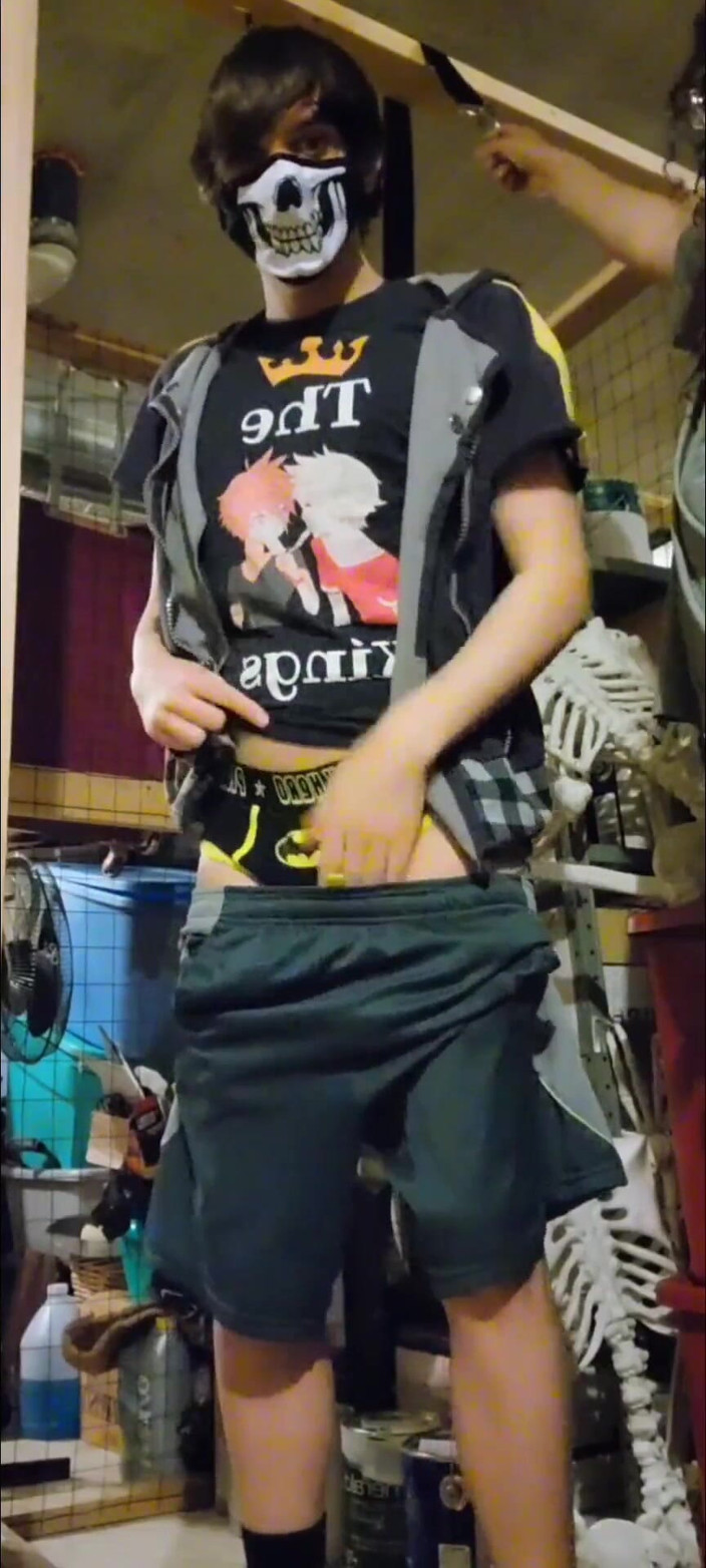 Kinkytwinkpamps: Twink खुद को लटकते हुए wedgie देती है
