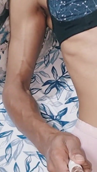 Sissy travestiet steelt en komt klaar in mama's zijden satijnen slipje