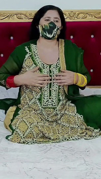 sundar paakistani dulhan shaadi ki poshaak men hastamaithun karti hai aur spasht hindi aur urdoo gandi baat kar rahi hai