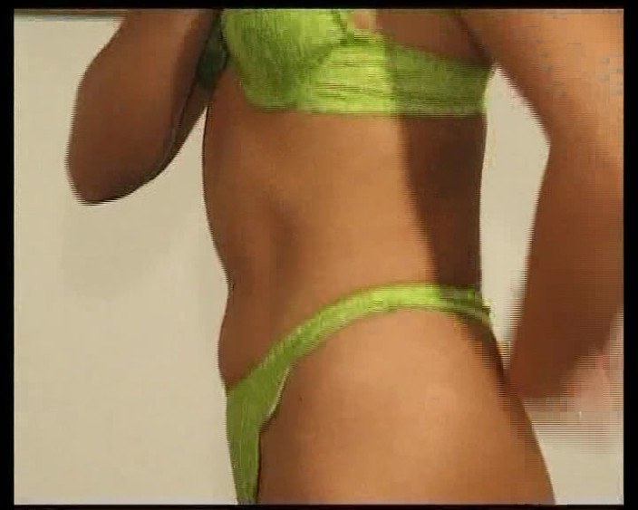 Nikky Thorne's Amateur Teen Casting: Splendida bruna si toglie il vestito e si sditalina la...