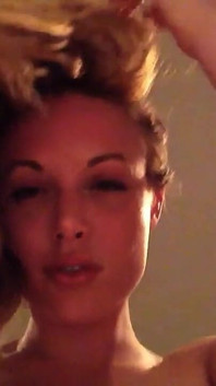 Kayden Kross are nevoia aia de dimineață