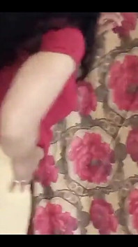 Mi novia siempre bailando alrededor de nuestro dormitorio, haciéndome sonreír en el proceso