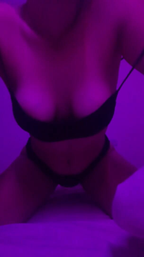 Anjelika Grey: 辣妹展示身体