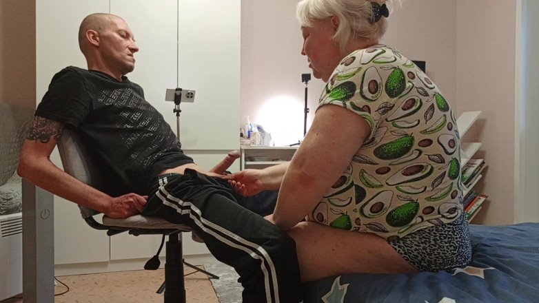 Zona901: Tetanggaku nyepong kontolku sampai aku crot di mulutnya