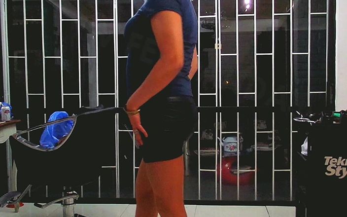 HectorChile1969: Crossdresser fernanda Gomez在发廊里