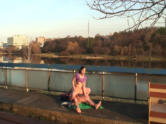 German porn friends: Gorąca brunetka zostaje zjedzona i palcami przez starszego faceta na...