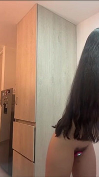 Güzel latin büyük memeli ve mükemmel bir vücutla odasında sikilmek istiyor