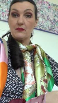 Eșarfele mele lucioase din satin te vor porni! Doamna Victoria Valente