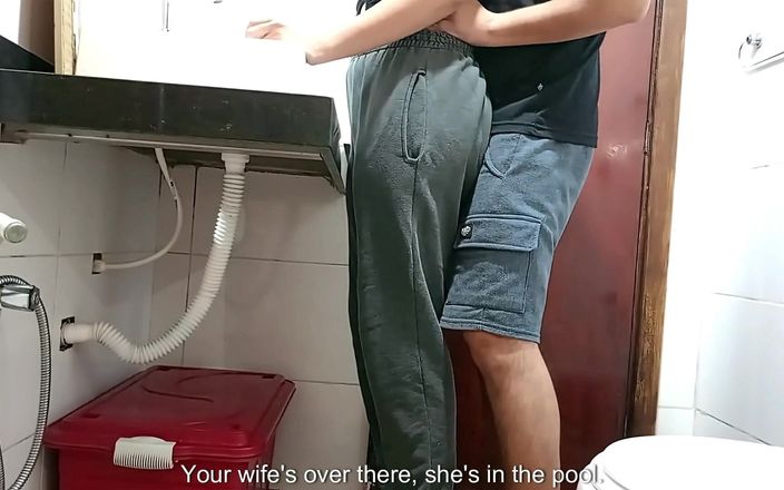 Gabi SweetCouplesStories: Empregada é pega no banheiro.