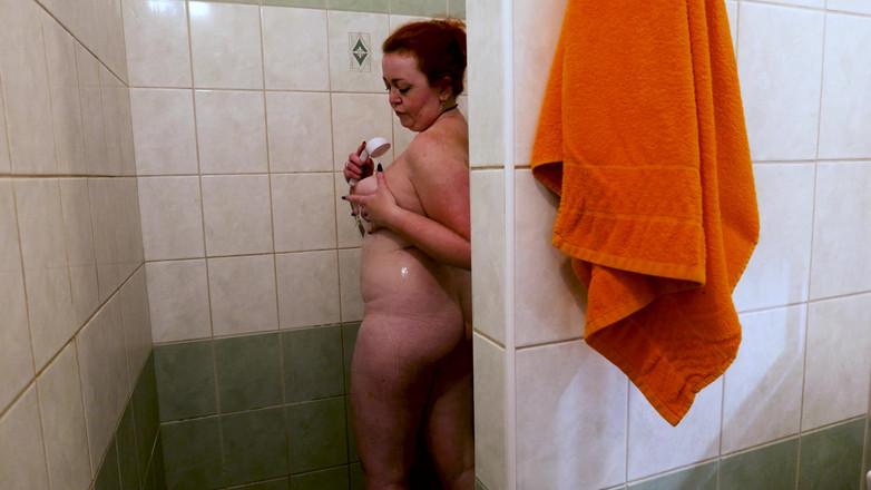 Peaches and Bananas: Nicole Arnab Telanjang Di Bilik Mandi