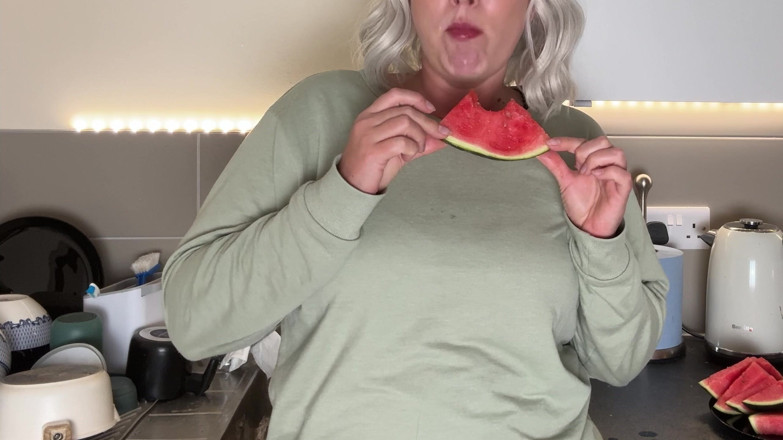 Emma Voyeur: Mizerie suculentă cu pepene verde - Surpriză cu pantaloni umezi înmuiați!