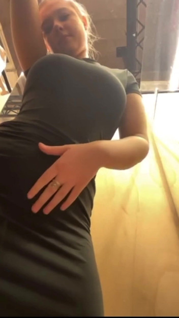 JuiceLussie: Ngentot di ruang ganti umum