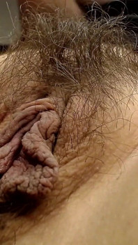 Grandi labbra sexy che giocano in primo piano con labbra enormi