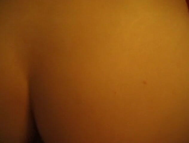Flash Model Amateurs: La troia dai capelli ricci prende due dita in entrambi...