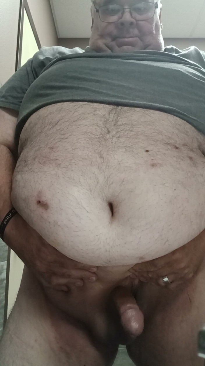 Gaydaddy2021: in einem badezimmer.