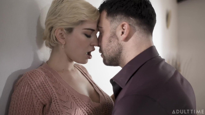 Adult Time: Tiempo para adultos - ¡Skye Blue cura los pies fríos del novio...