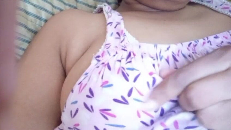 Miya White: Anne Musterbating dans un lit avec de gros seins flasques...