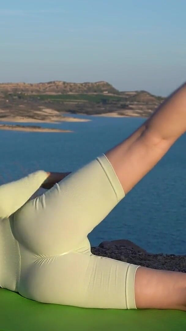 Sheryl X Sinclair: Masturbazione calda dopo lo yoga in costume sportivo!